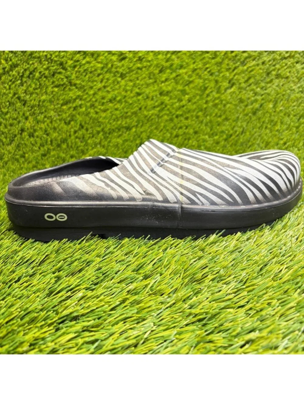 OOFOS OOcloog Mens Size 8 White Black Zebra Beach Outdoor Recovery Clog Sandals